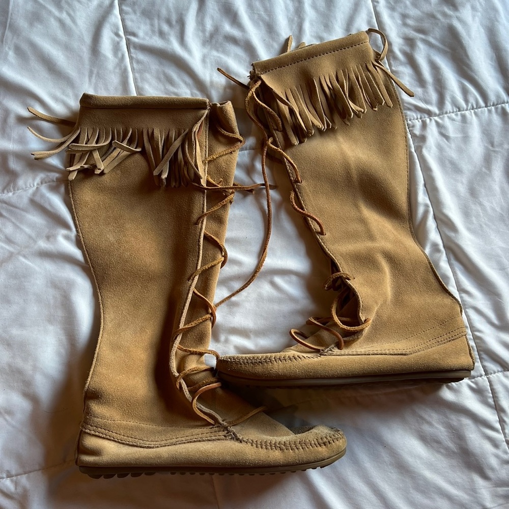 Minnetonka moccasin boots size 8.5